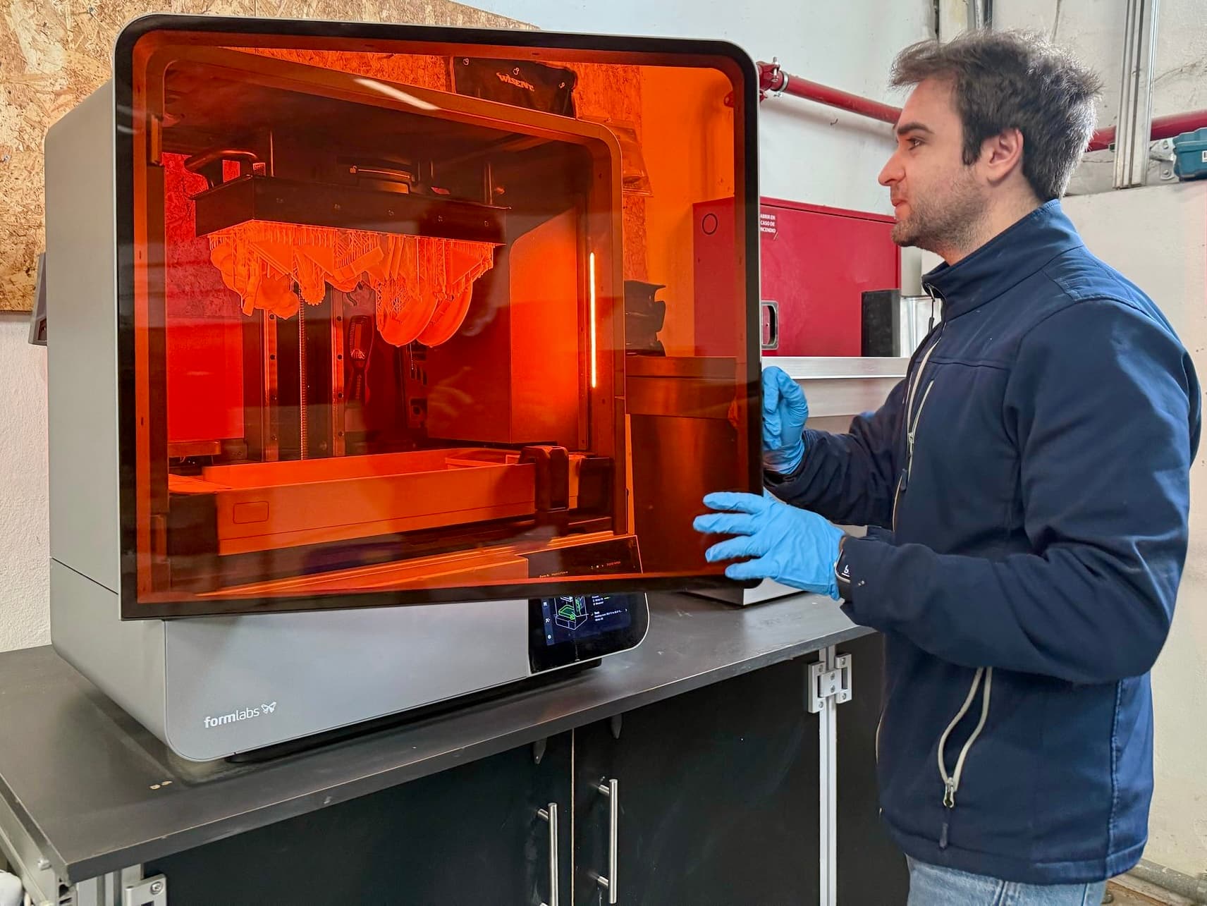 用一台打印机取代三台树脂打印机:服务机构如何利用 Form 4L 扩大规模