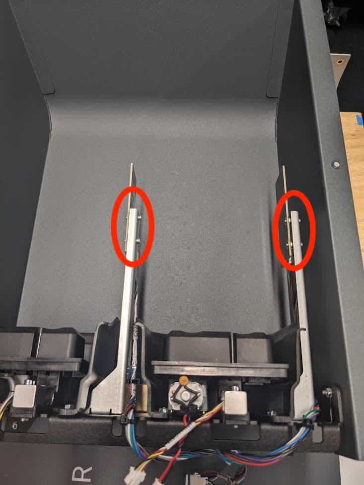 拧下树脂盒 RFID 板固定螺丝