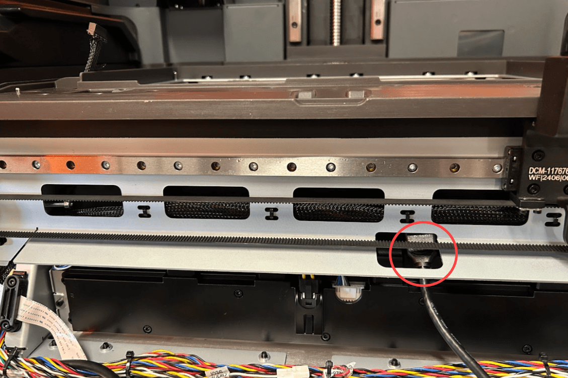 将 HDMI 线穿过打印机机箱的中央插槽,将其取出。