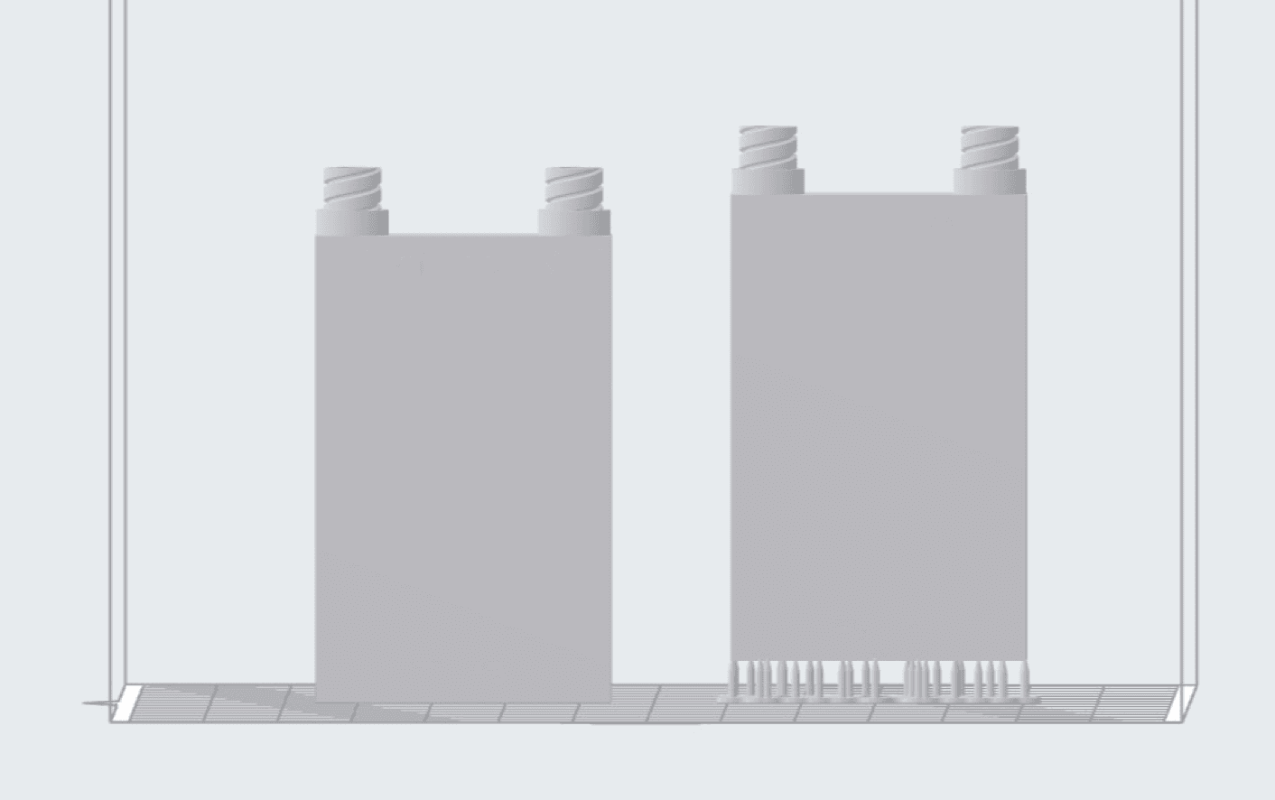 PreForm 的截图,其中一个部件平放在构建平台上,另一个部件通过支撑结构悬空固定