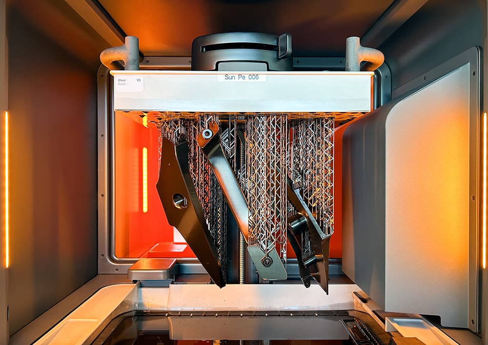 Form 4L 3D 打印机内构建平台上的黑色部件