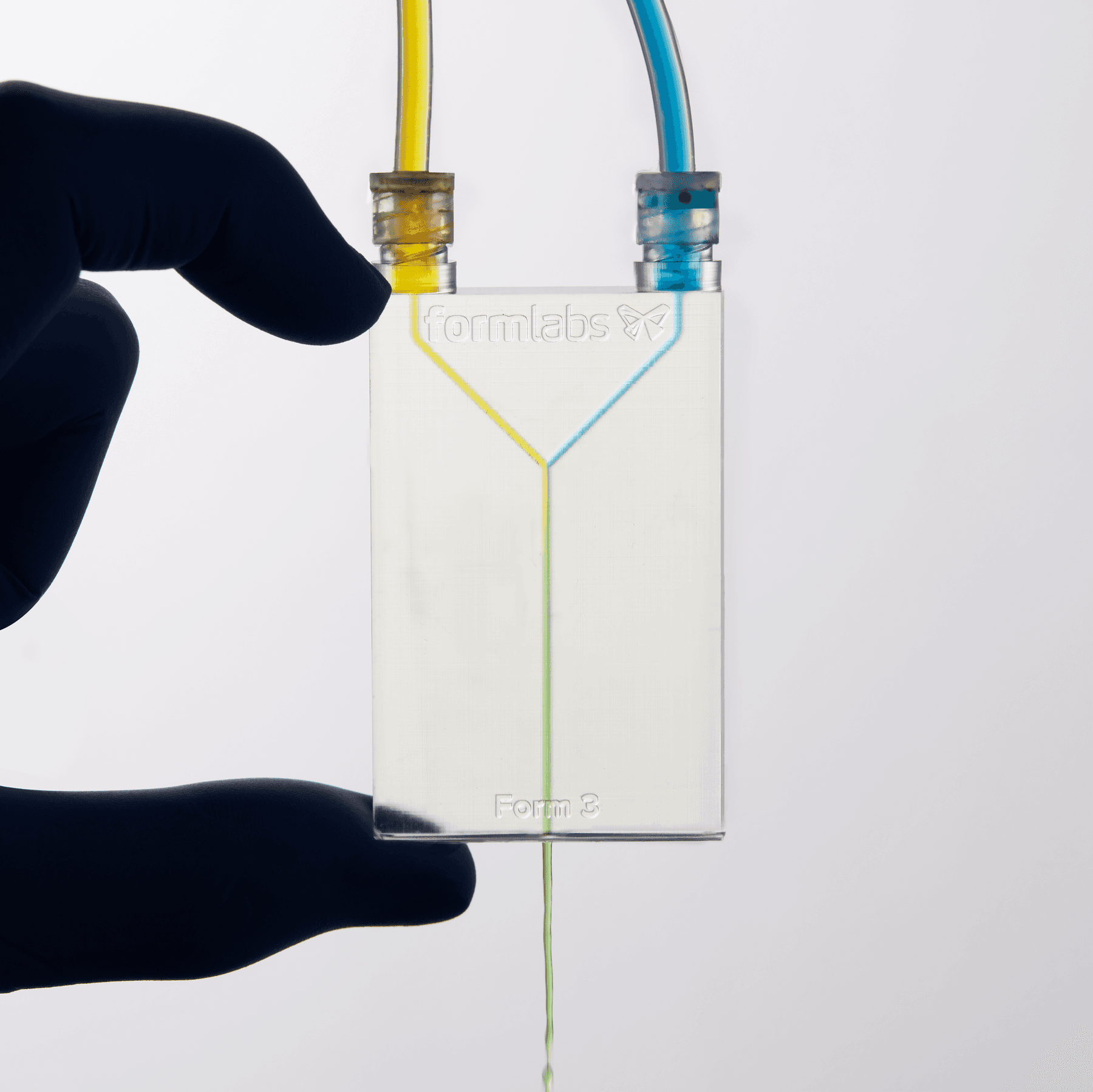 透明流体设备的通道直径为 1.1mm。黄色液体从左上方注入,蓝色液体从右上方注入,混合后形成绿色液体