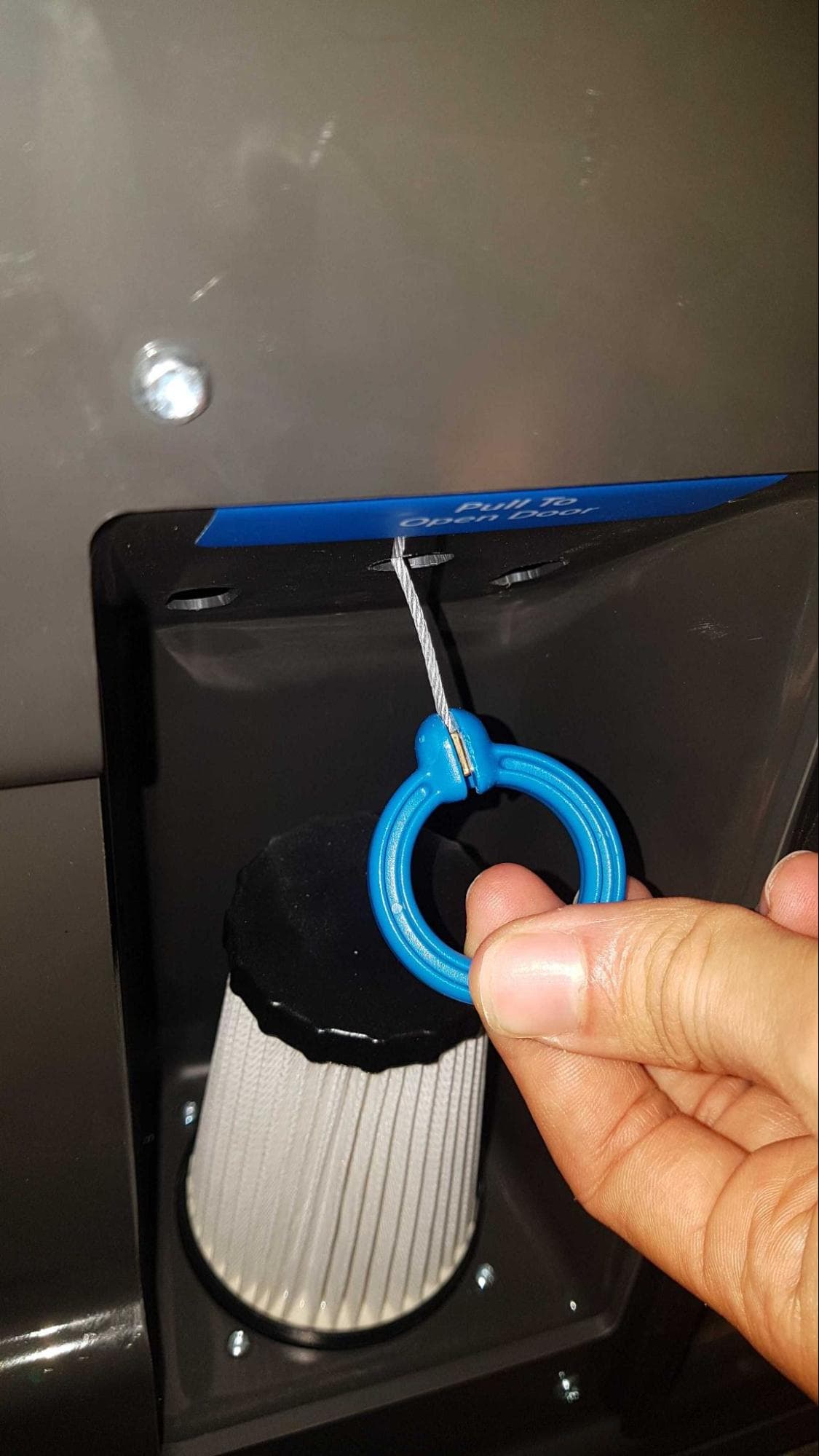 拆卸成型室插座和电缆线束