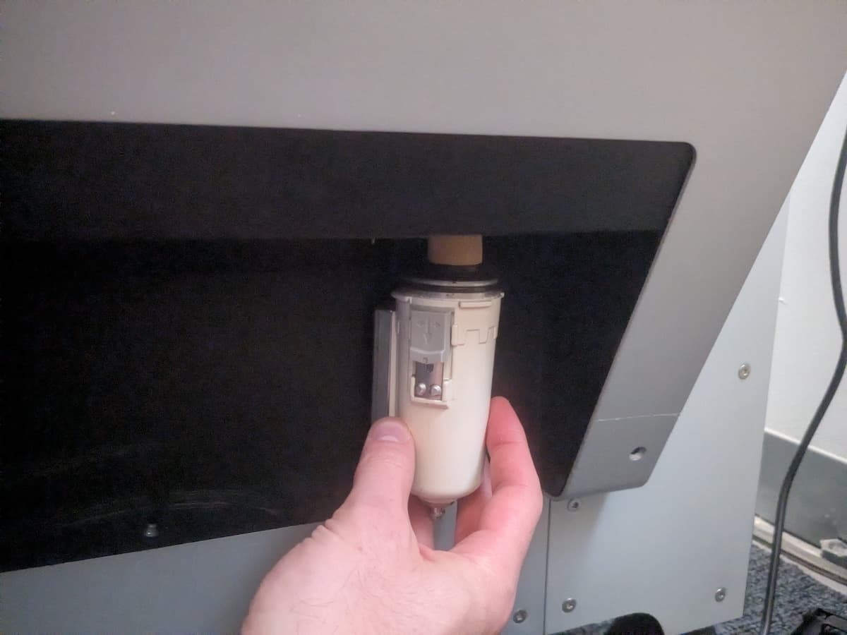 拆卸 Fuse Blast 气动过滤器外壳