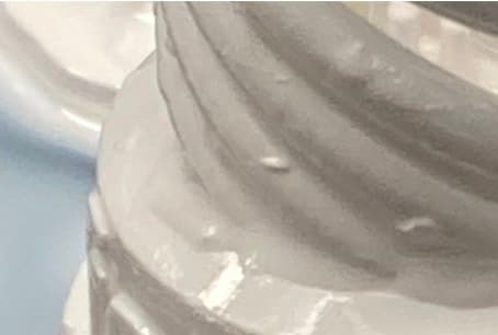 Alumina 4N Resin 打印部件表面残留碎屑示例
