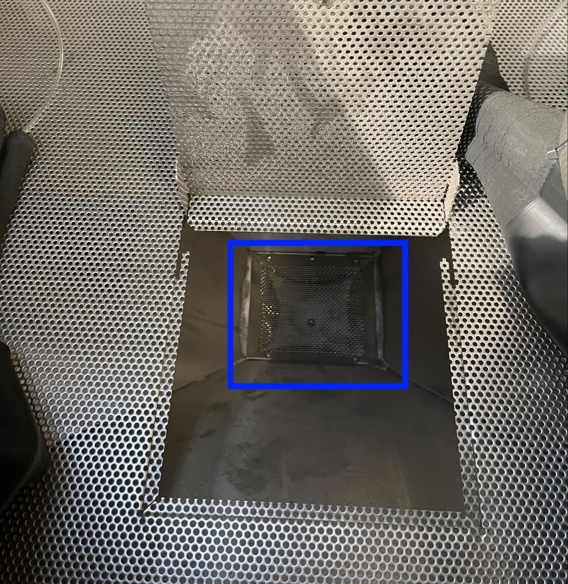 第 3 步:抬起栅罩以操作收集槽