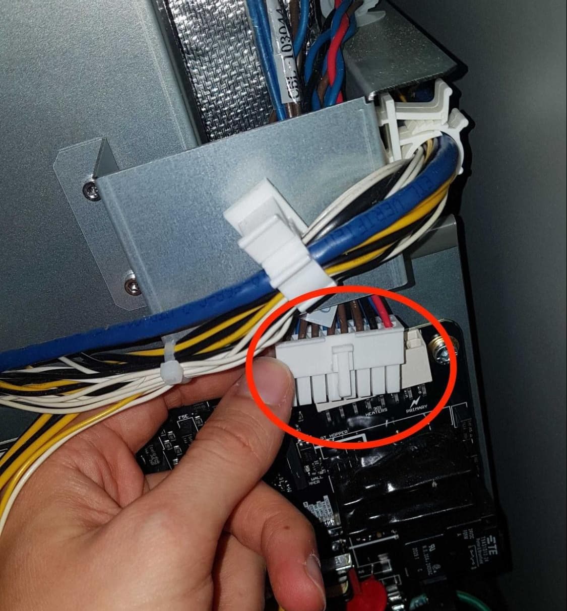 安装新的成型室插座和电缆线束