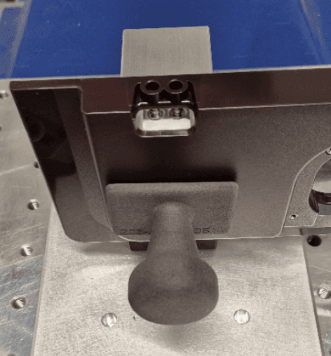 安装塑料部件并使用 3D 磁性垫片固定其位置,以便超声波发生器向其施力,