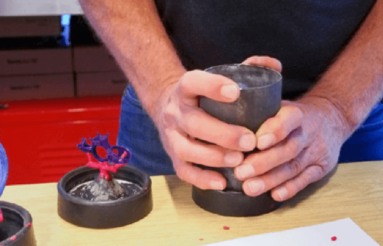 将铸造瓶连接到浇道底座上。