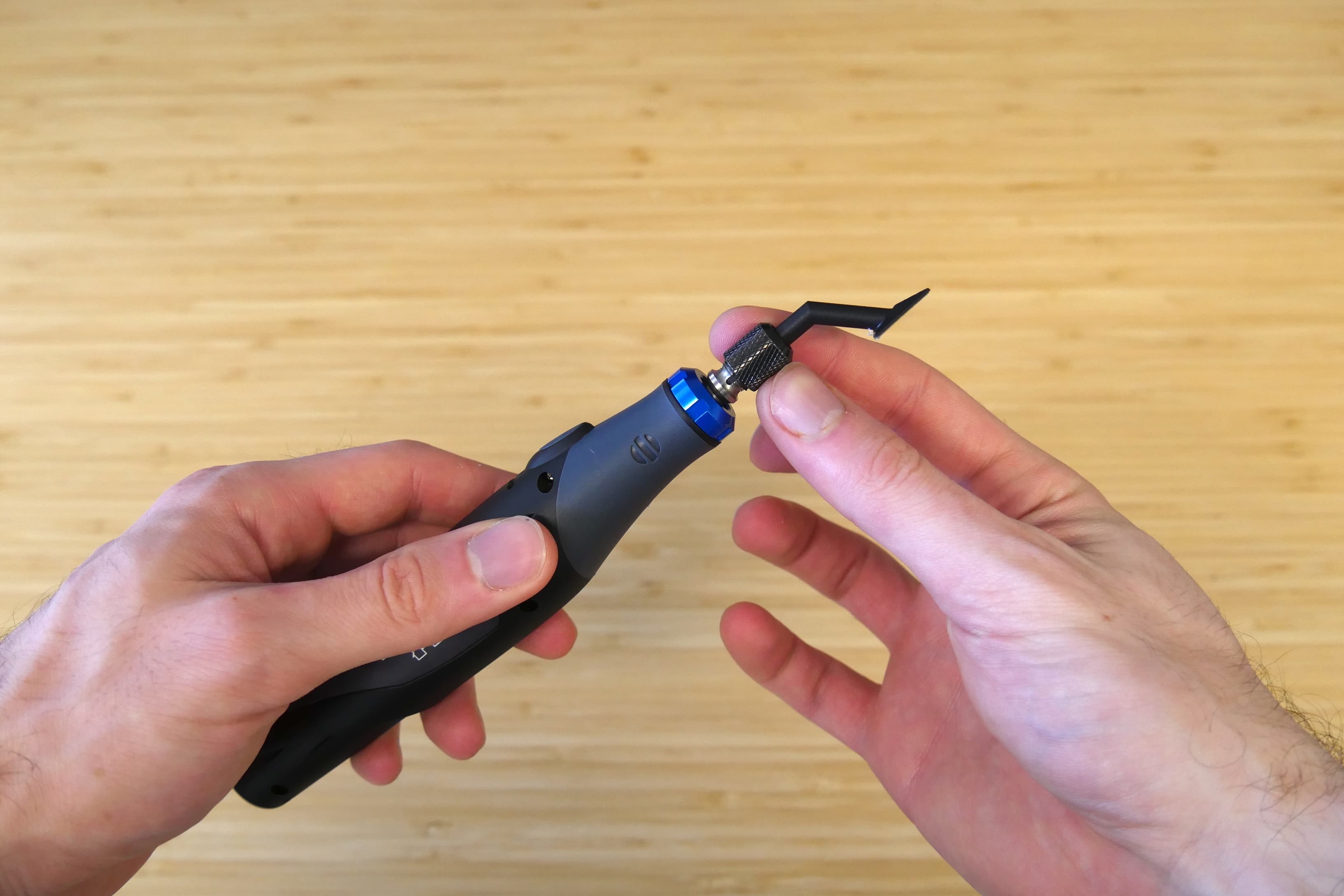 拧紧 Formlabs Finishing Tools 笔式磨砂机的卡盘