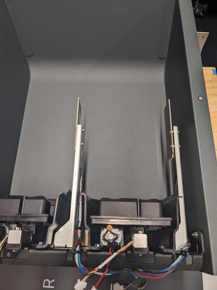 拧下树脂盒腔体组件螺丝