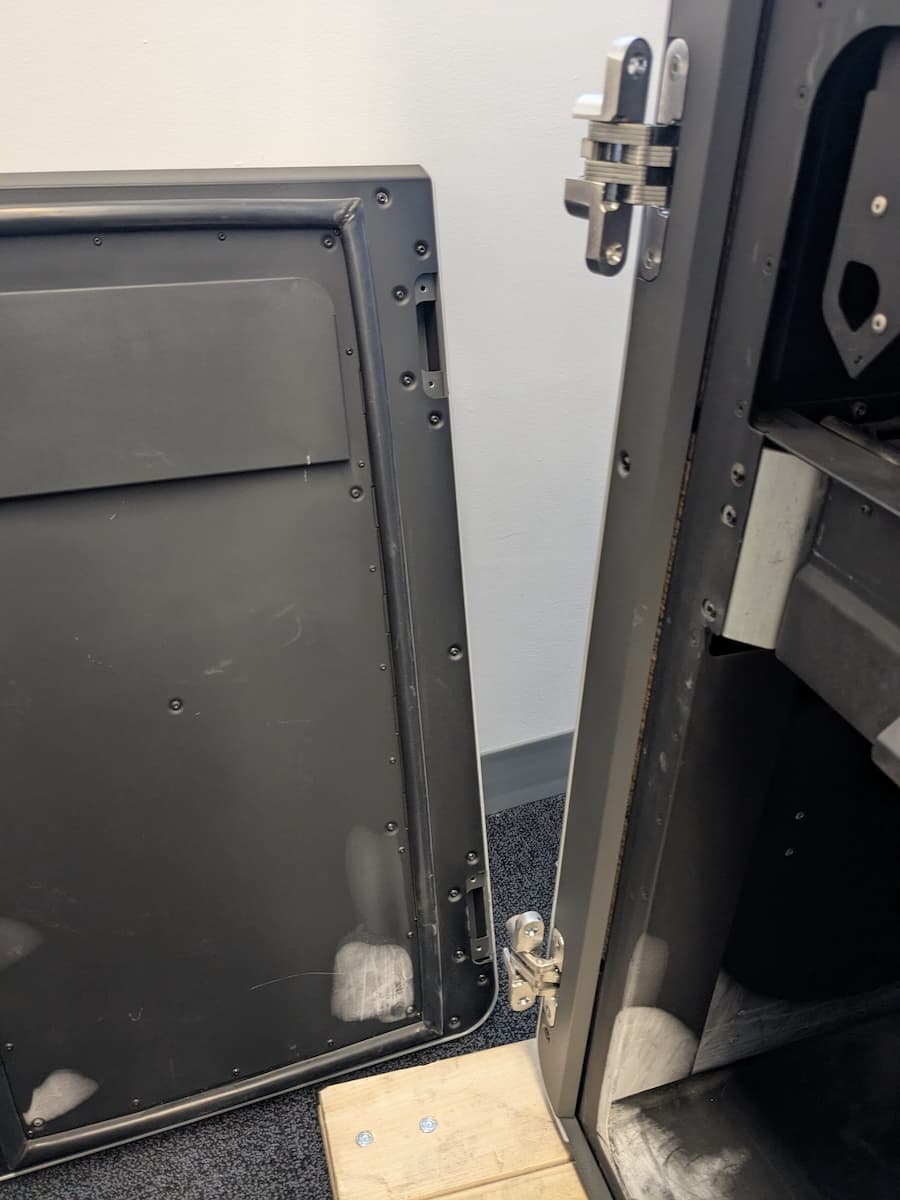 第 2 步:拆卸打印箱体门