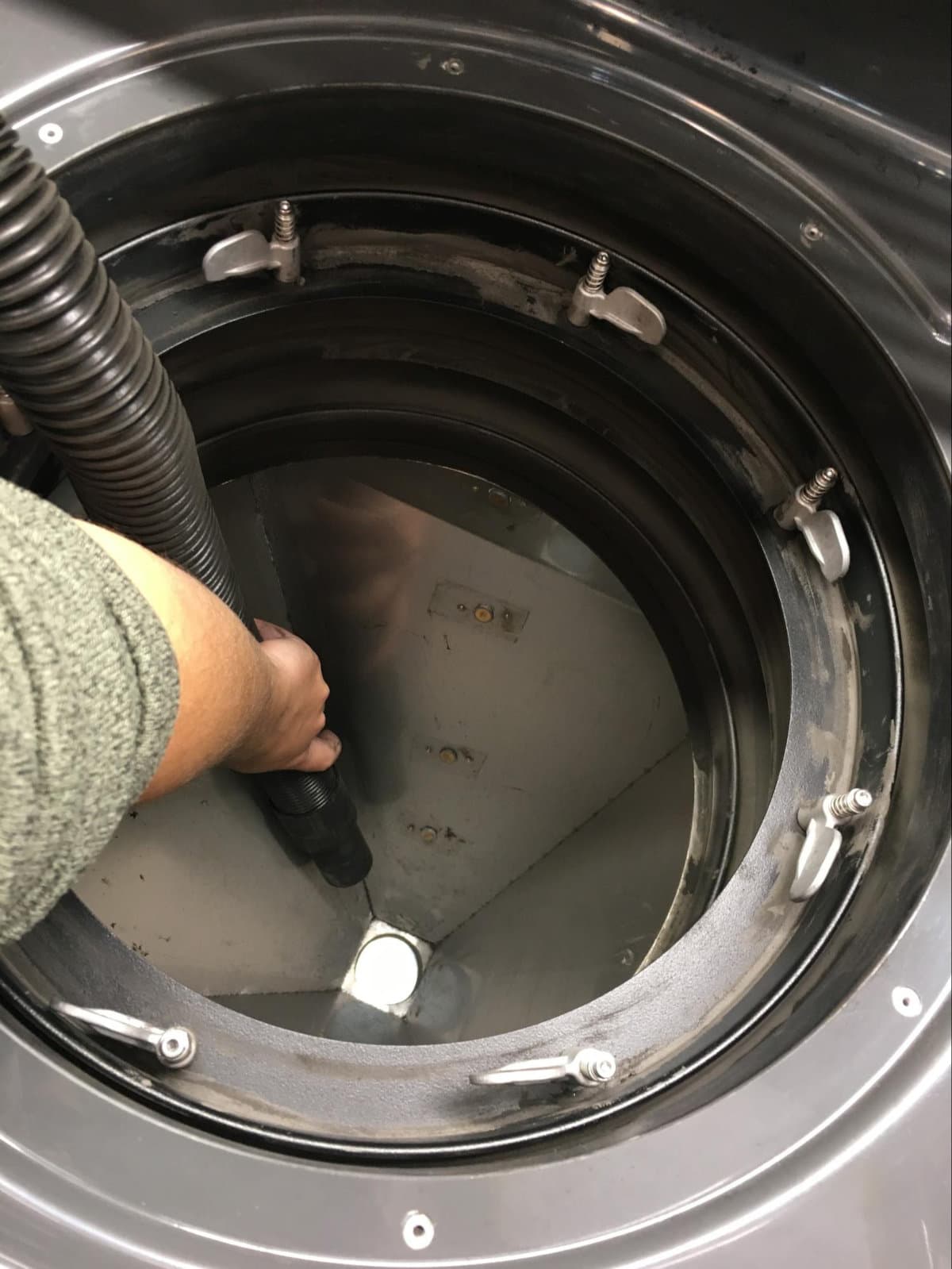 对旧粉末料斗进行真空清理