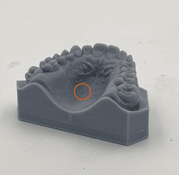带针孔的灰色牙科模型