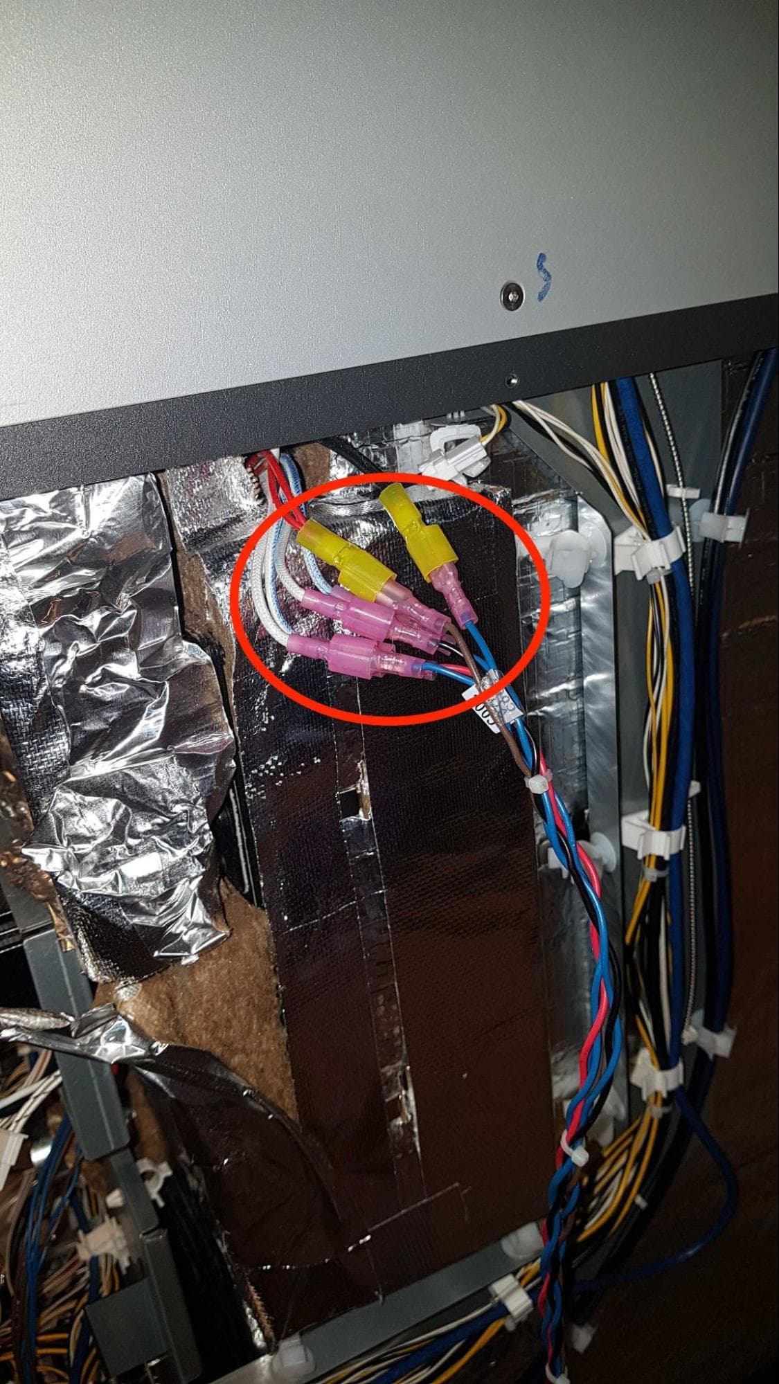 拆卸成型室插座和电缆线束