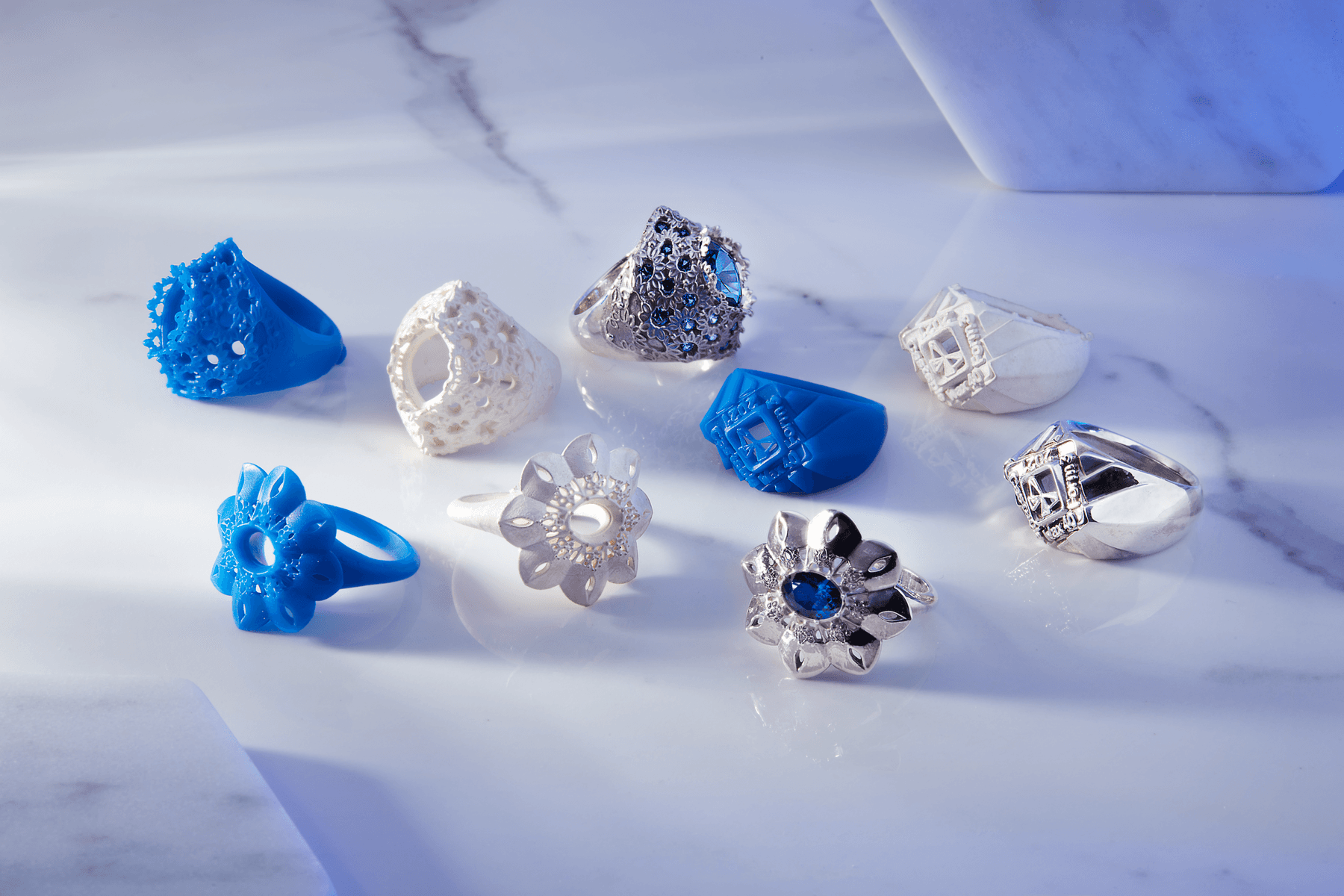 用 Castable Wax Resin 打印的戒指(左)和用 Castable Resin 打印的戒指(右)