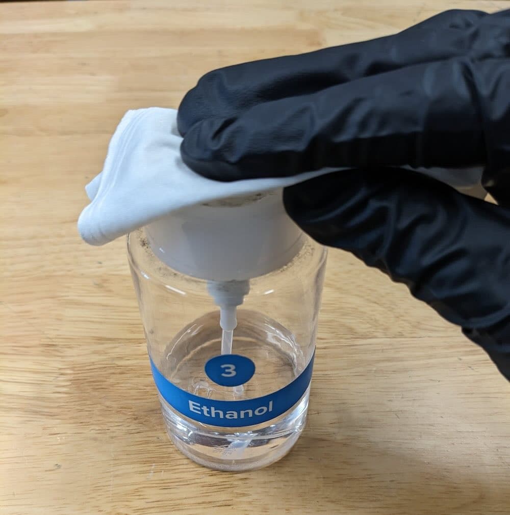 用乙醇浸湿清洁布