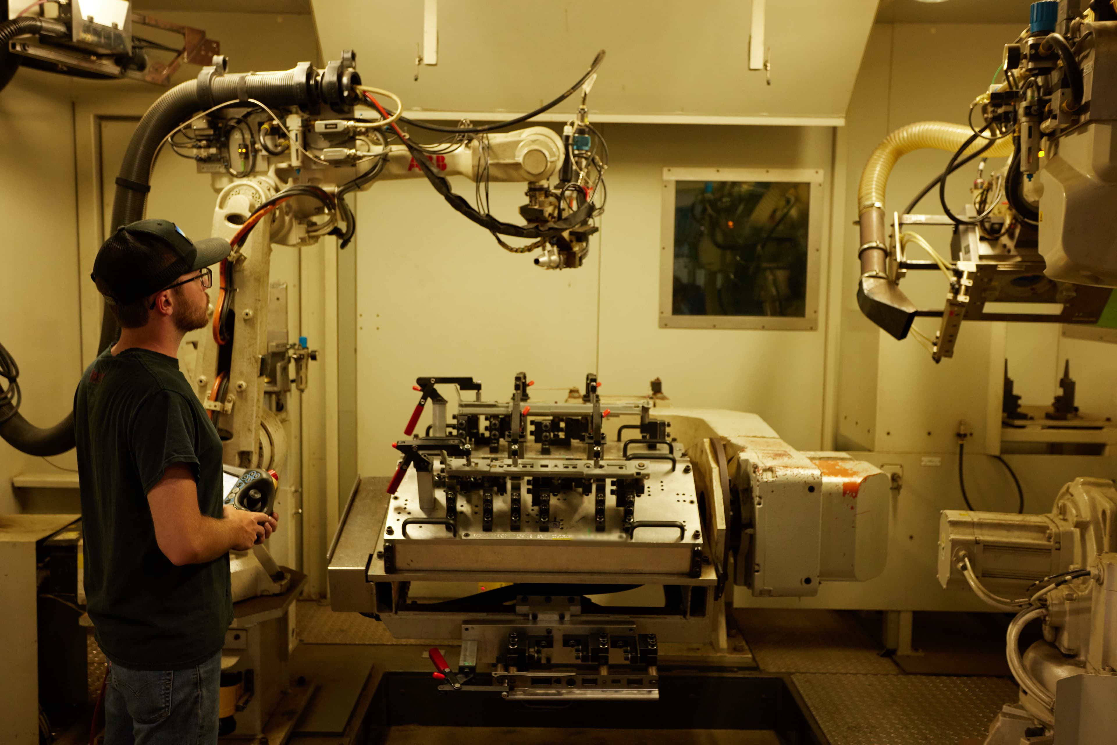 该座椅部件用 Fast Model Resin 在 Form 4L 上打印而成,并经清洗、固化后组装到机器人焊接机上,整个过程只用了不到三个小时。因此,团队可以通过编程,使机器人快速运动。