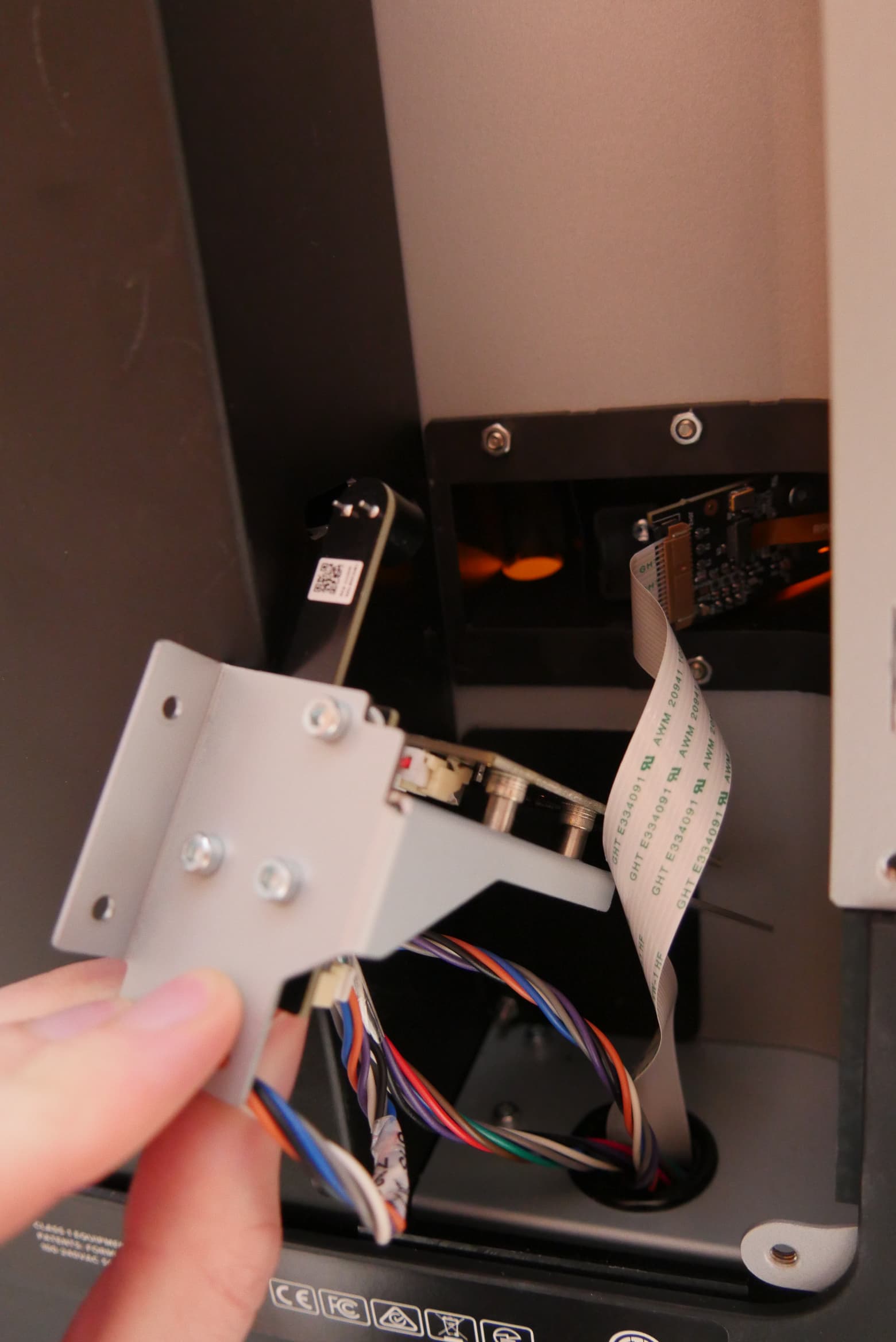 握住树脂槽 RFID 支架的顶部边缘。