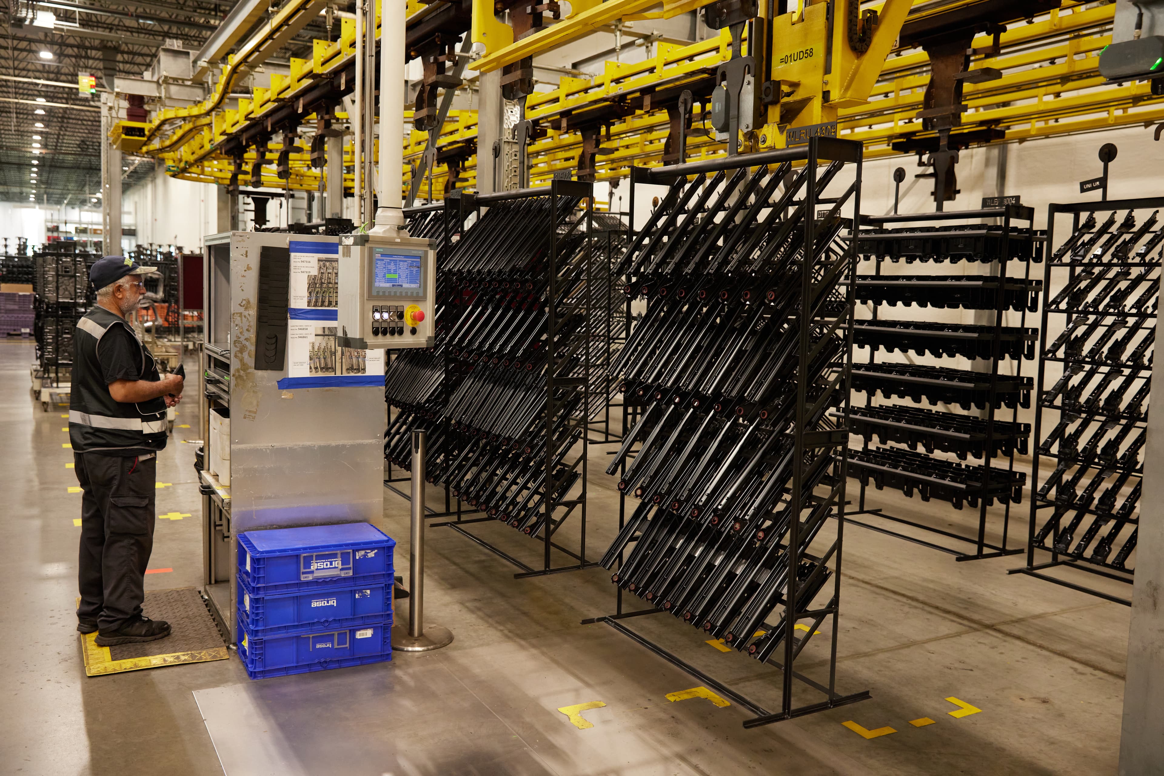 在 Brose New Boston,数以千计的座椅导轨(如上图所示)焊接在一起,形成座椅总成的基座。焊接参数测试是制造过程中不可或缺的一部分。