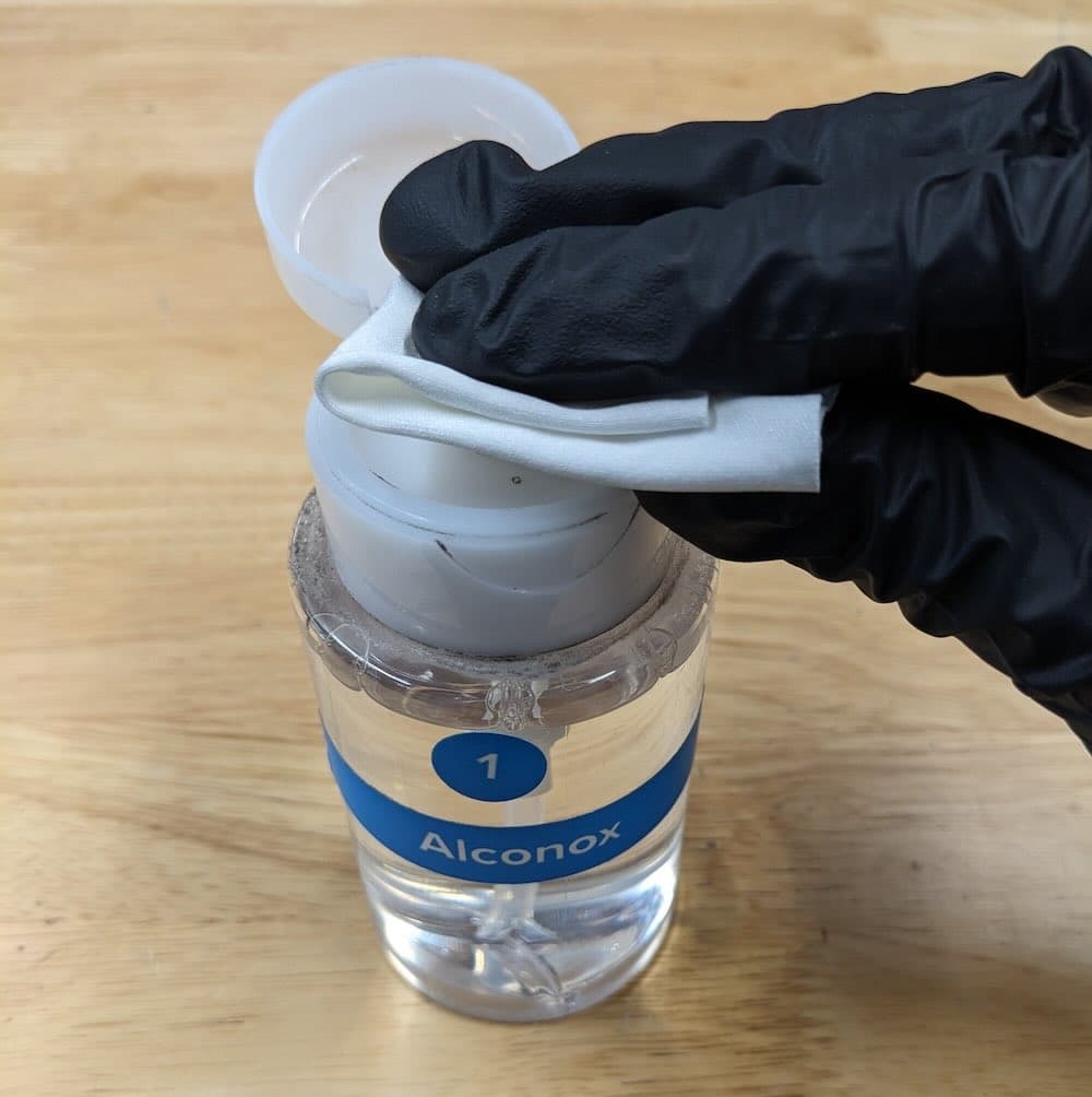 用 Alconox 浸湿清洁布