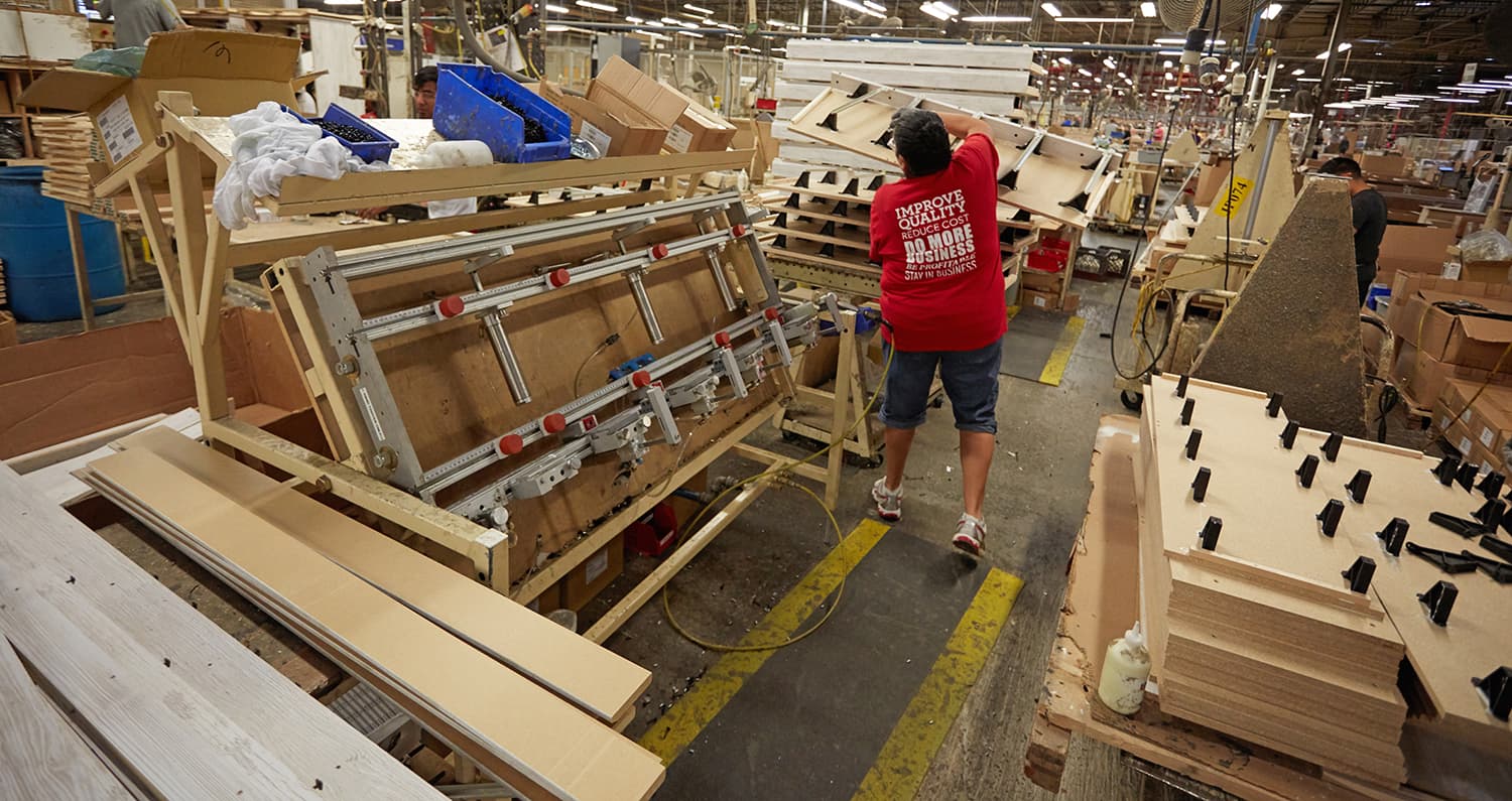 Ashley Furniture 工厂中的工人