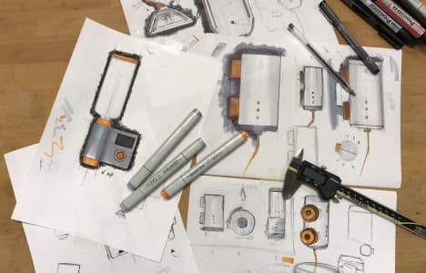 设计过程:桌面上的作品和工具。