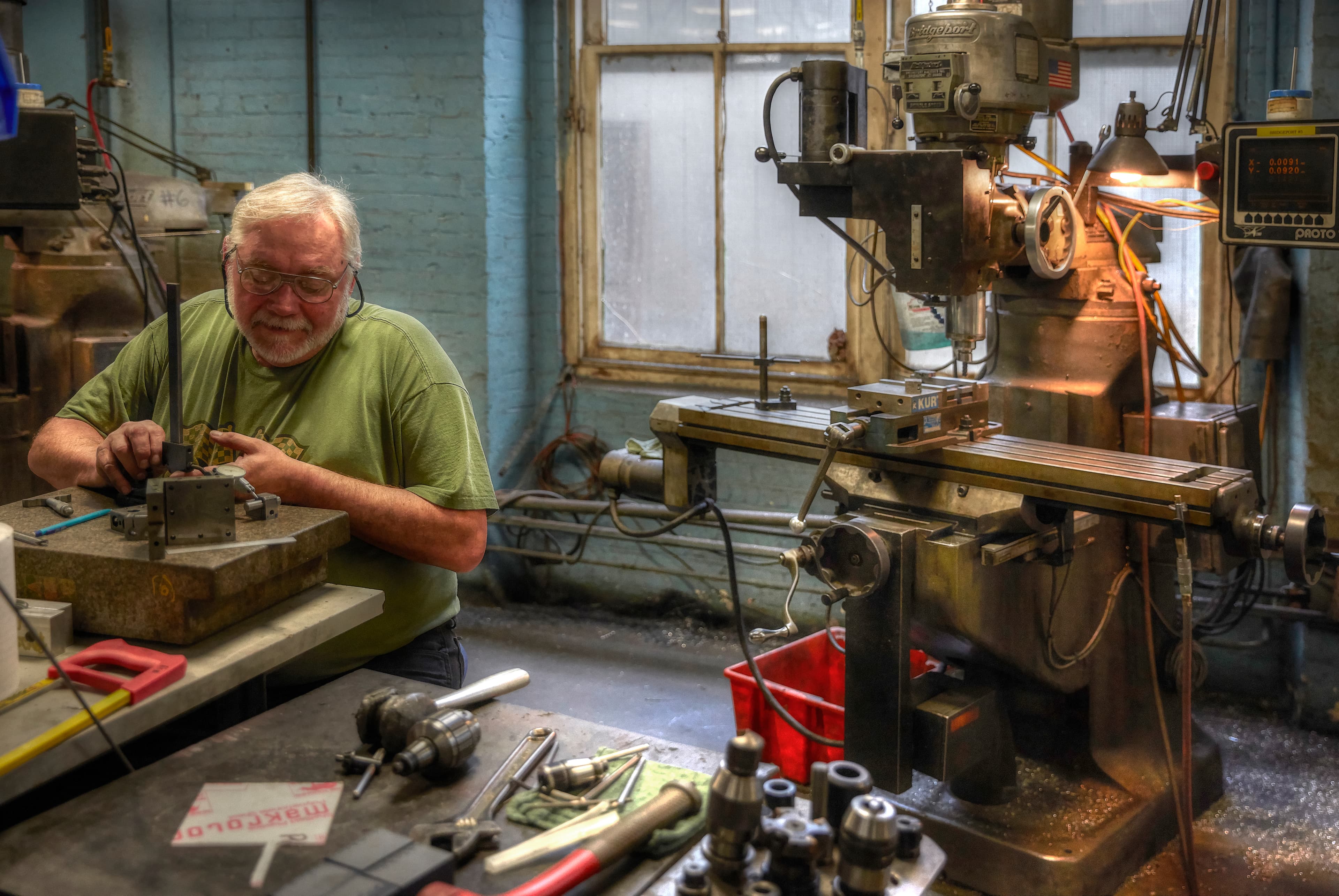 A&M Tool and Design 的加工车间应用了众多技术成果,包括 Bridgeport 生产的 CNC 机床、大型自动化制造设备以及 Formlabs SLA 3D 打印机。