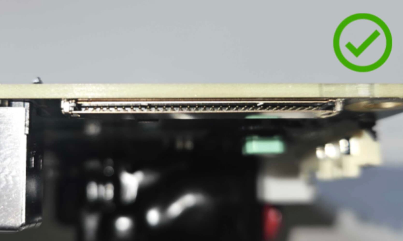 完好无损的 Fuse Sift 显示屏电缆连接器