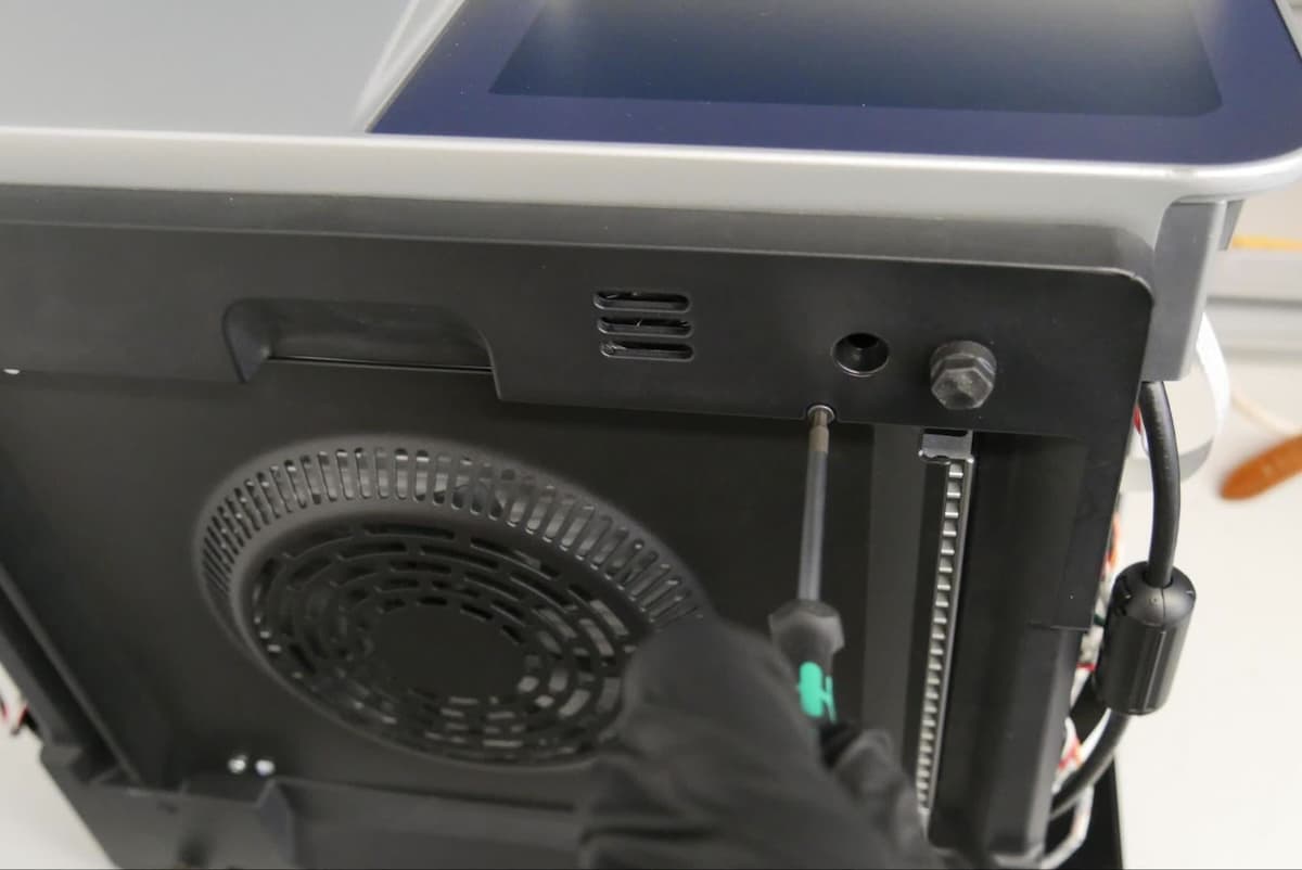 f4-bottom-screws.jpg