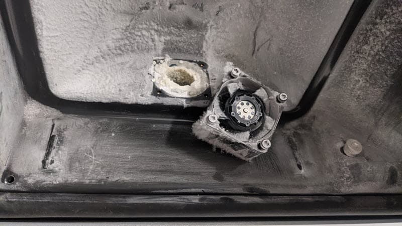 已拆除排气过滤器和排气扇,大量的月桂内酰胺积聚物堵塞了排气管