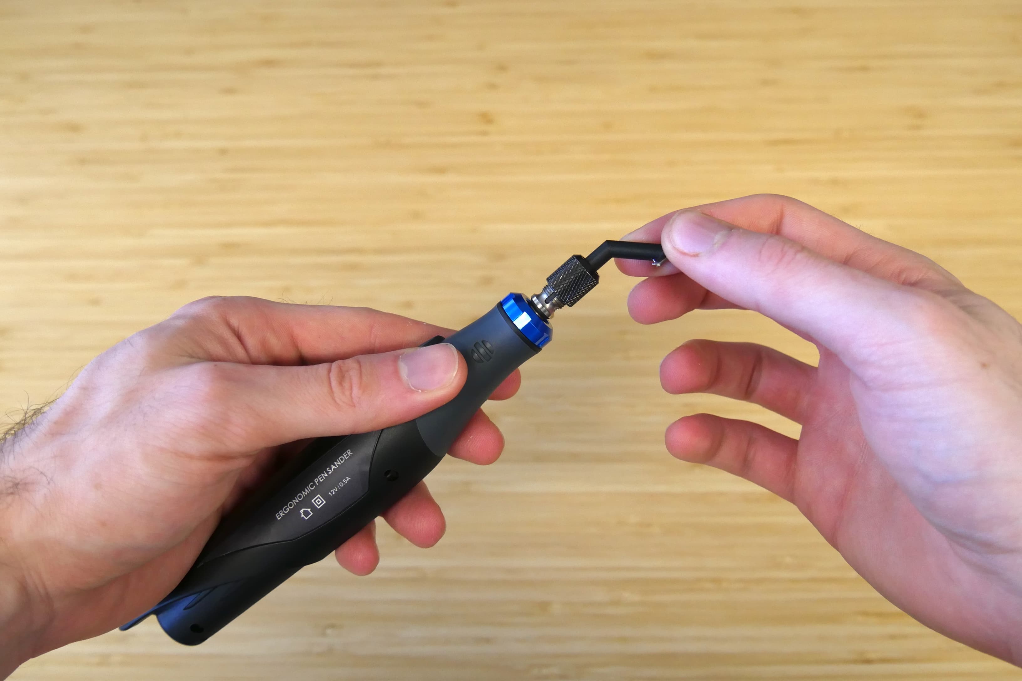 将钻头插入 Formlabs Finishing Tools 笔式磨砂机中