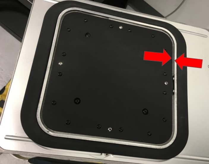 清洁打印床和成型室内壁之间的缝隙