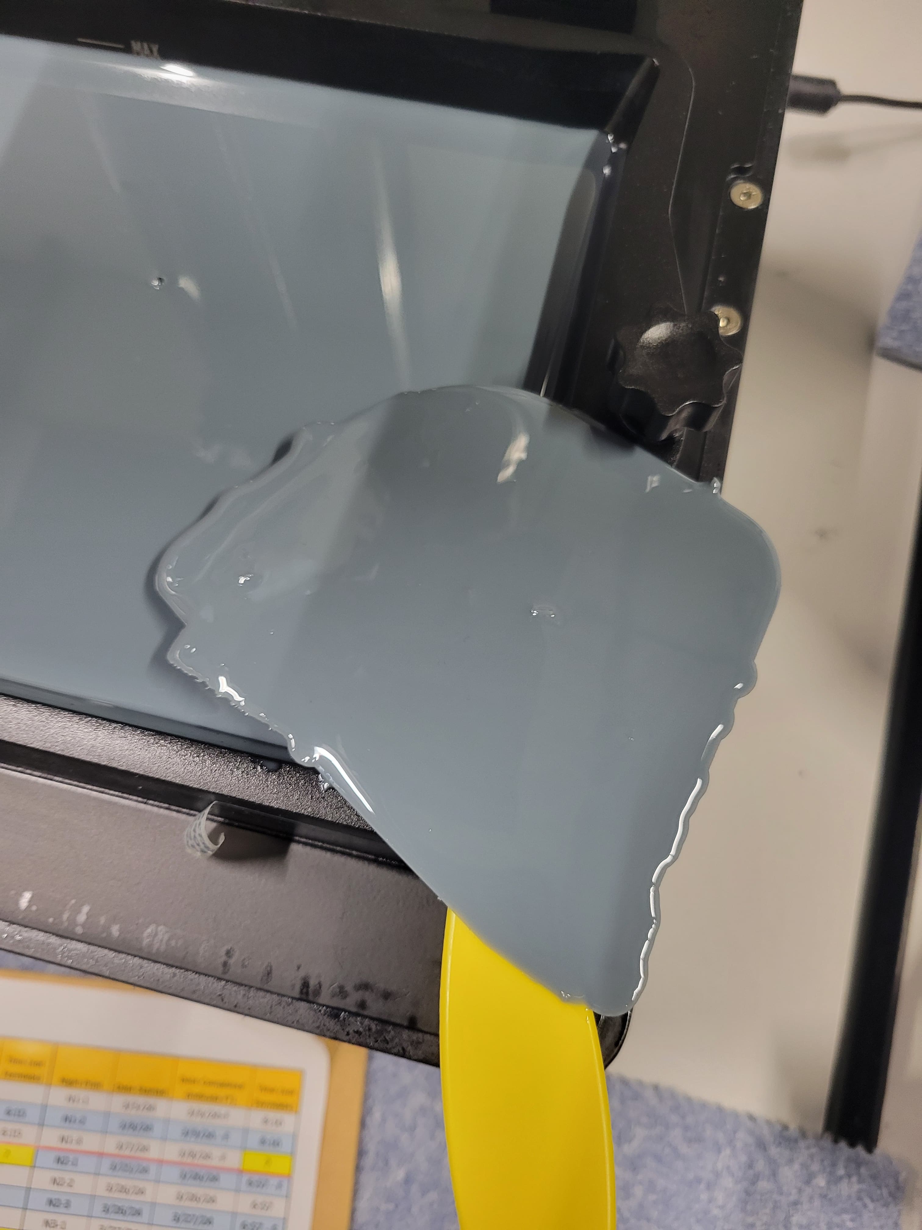 失败的 3D 打印件中闪亮的灰色部分