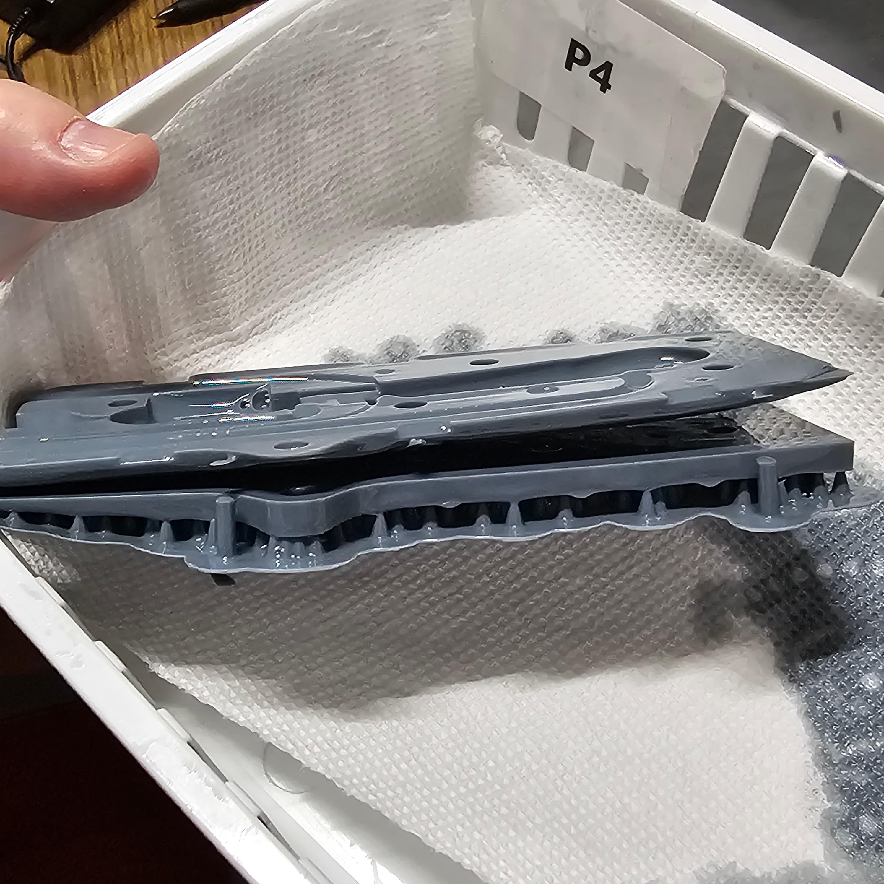 显示分层的灰色 3D 打印部件