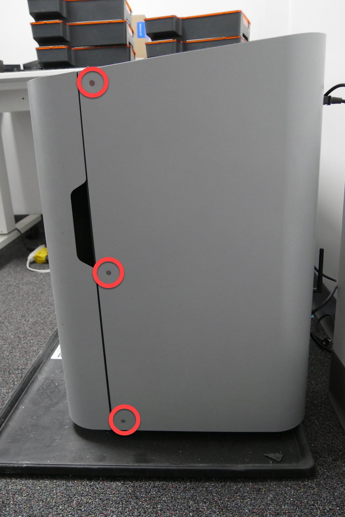 第 4 步:部分拆卸右侧面板