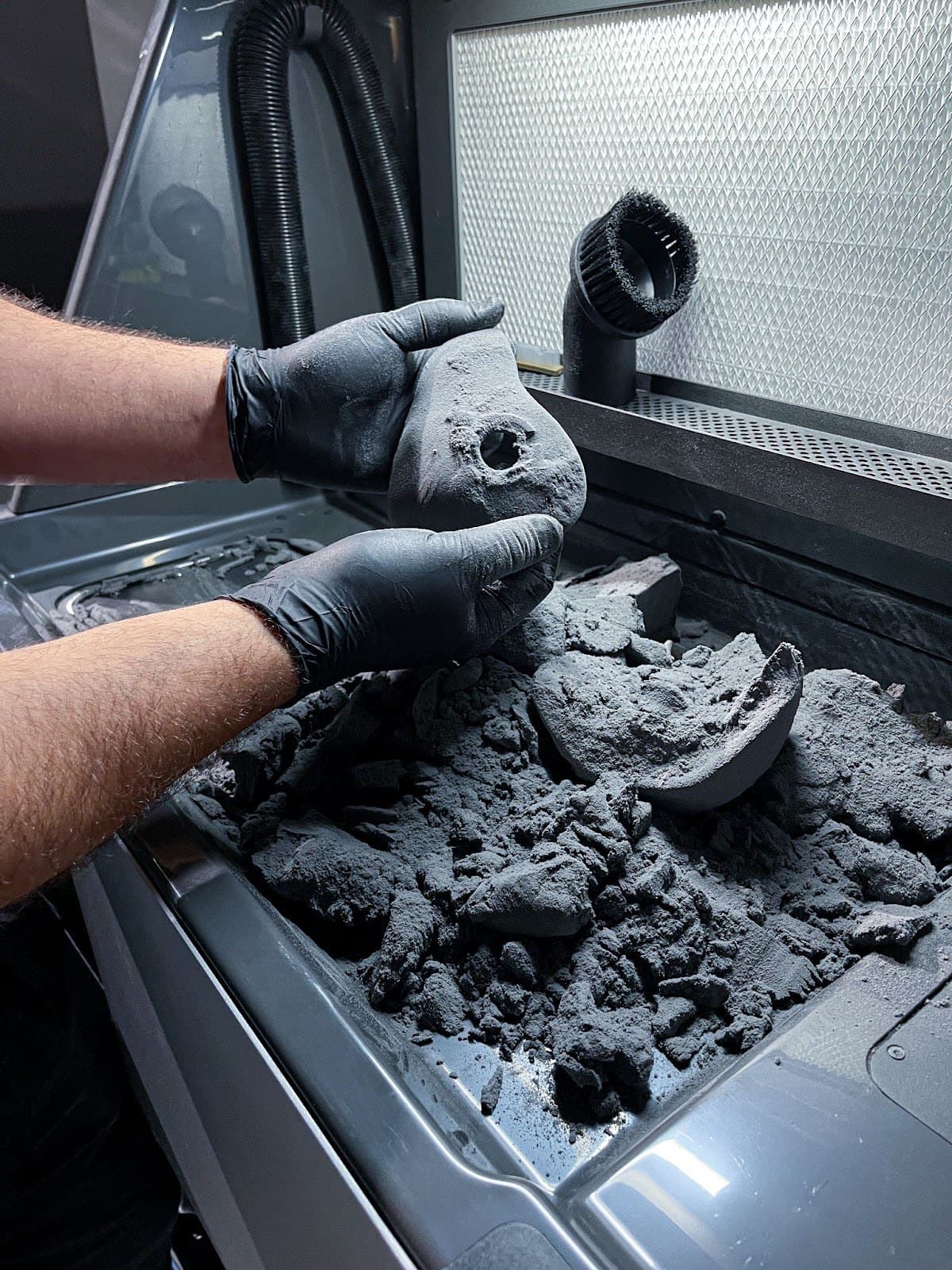 手动去除 Fuse Sift 中 SLS 部件上多余的粉末