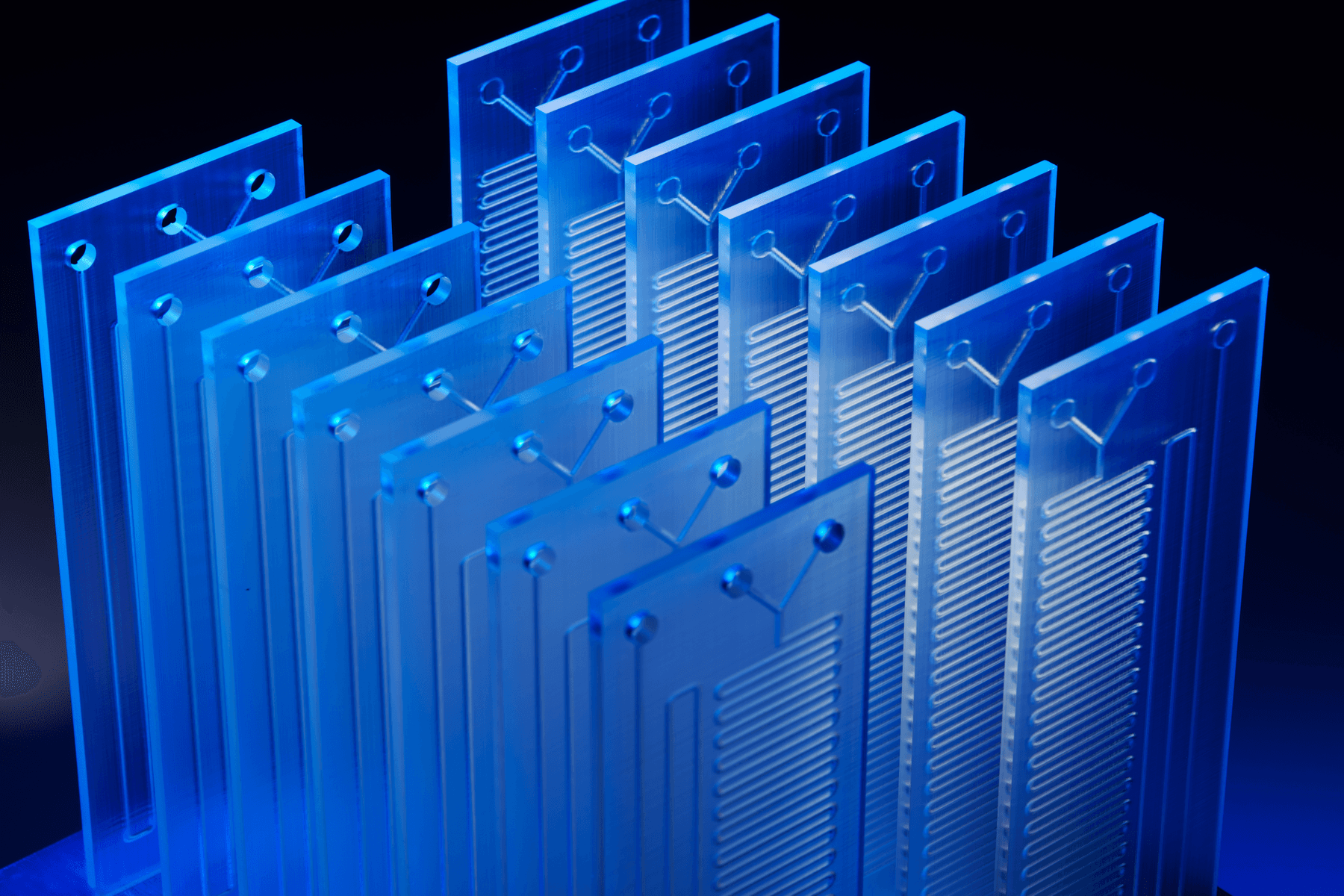 构建平台上透明流体设备的特写