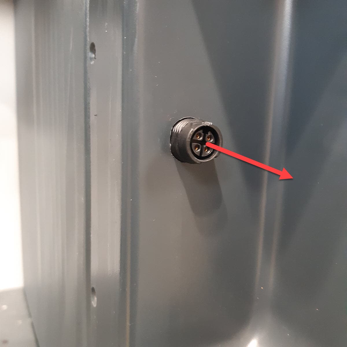 第 3 步:重新连接溶剂监测器电缆