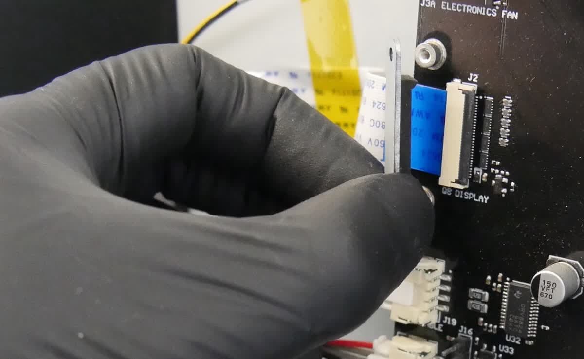 fcl-display-motherboard-clip-remove.jpg
