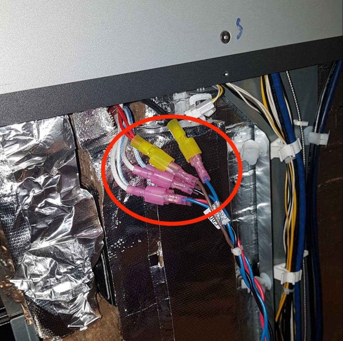 安装新的成型室插座和电缆线束