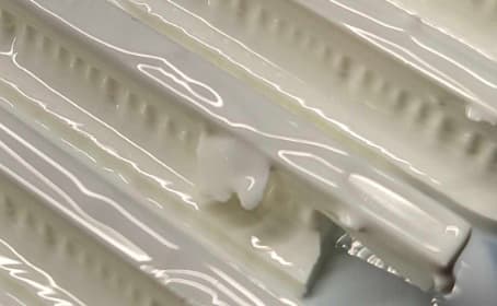 Alumina 4N Resin 打印部件表面残留碎屑示例