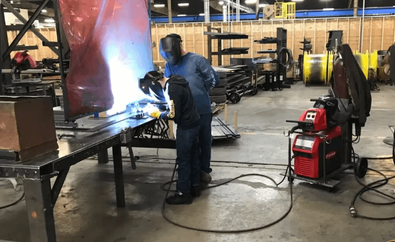 Red Oak Fabrication 车间正在进行焊接作业。