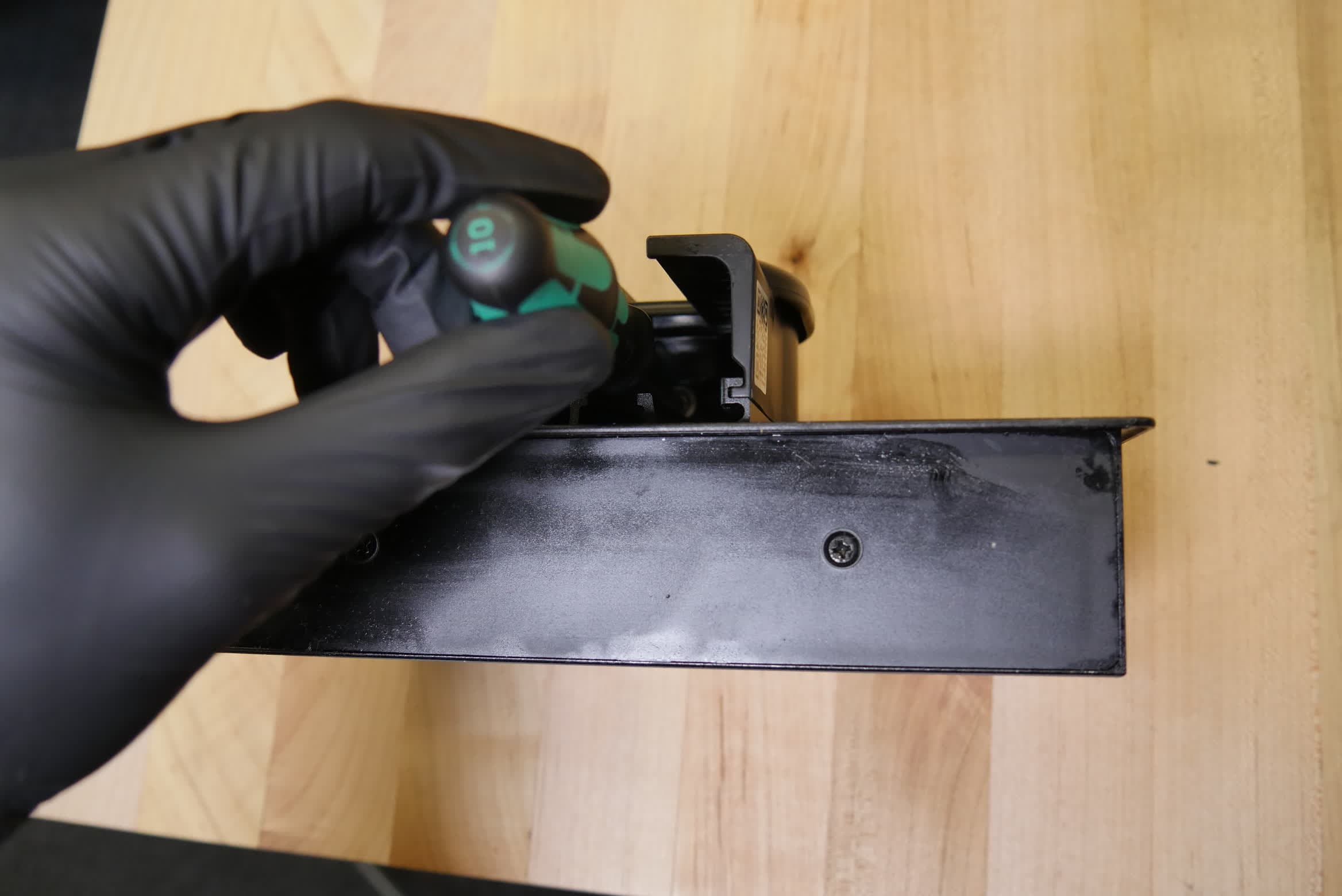 f4-bp-handle-screw-remove.jpg