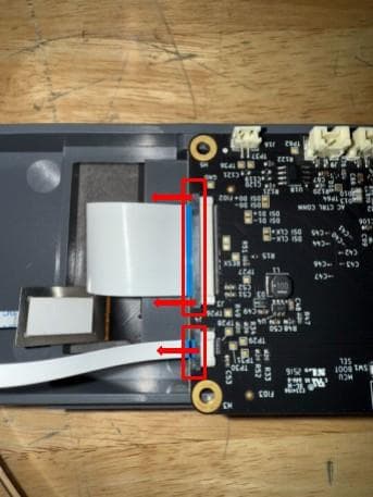 第 5 步:断开显示屏电缆
