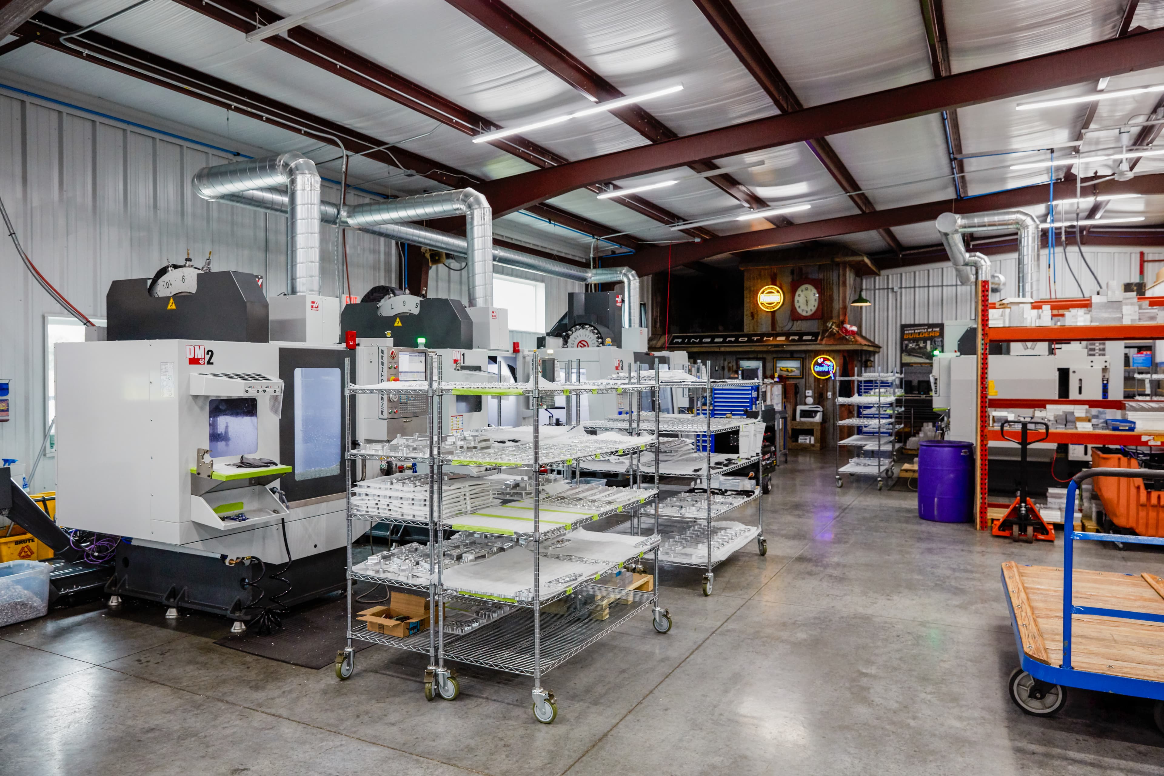 Ringbrothers 车间内的 CNC 机床。