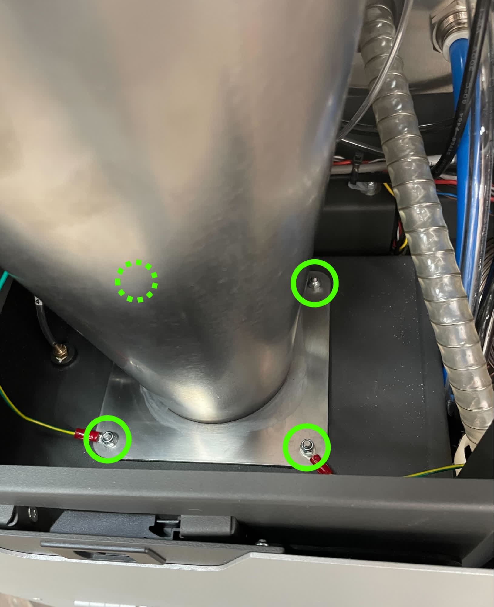 第 2 步:拧下旋风分离器固定螺母