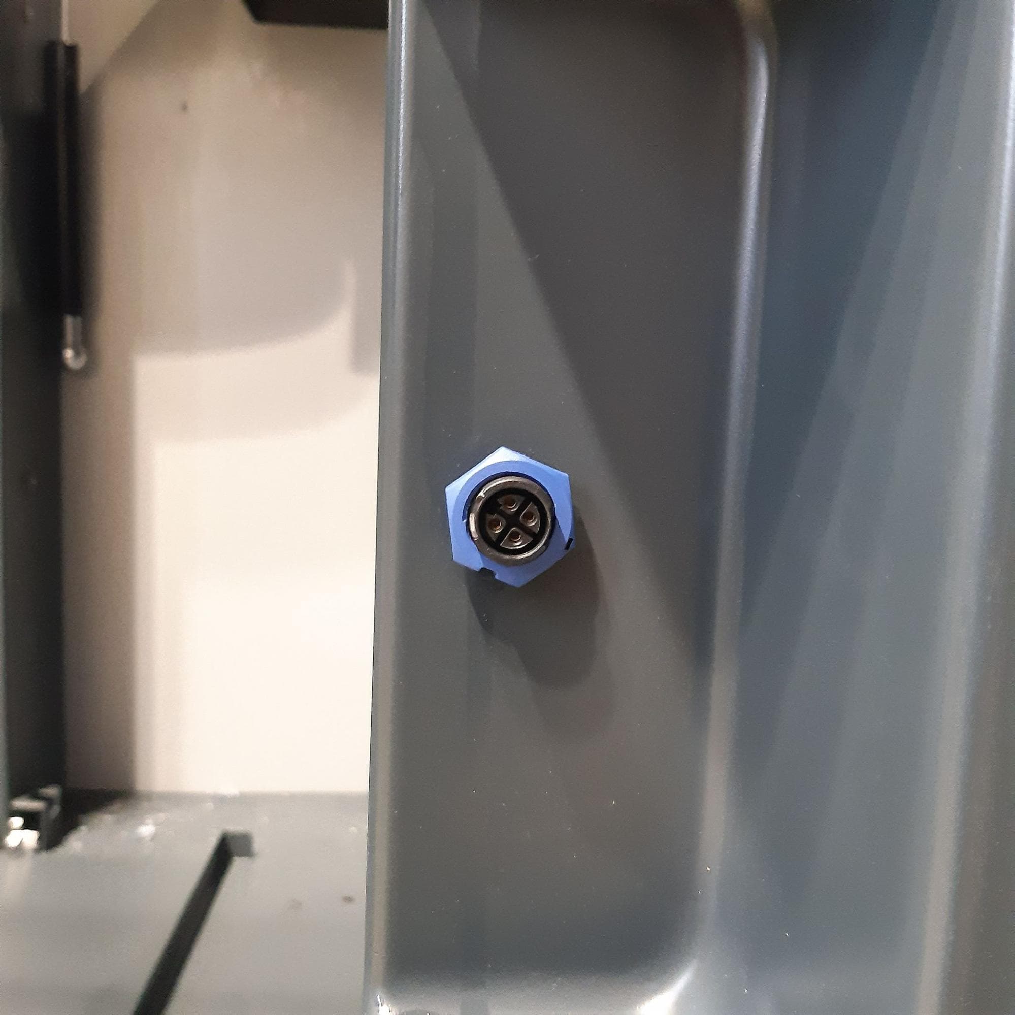 第 3 步:重新连接溶剂监测器电缆