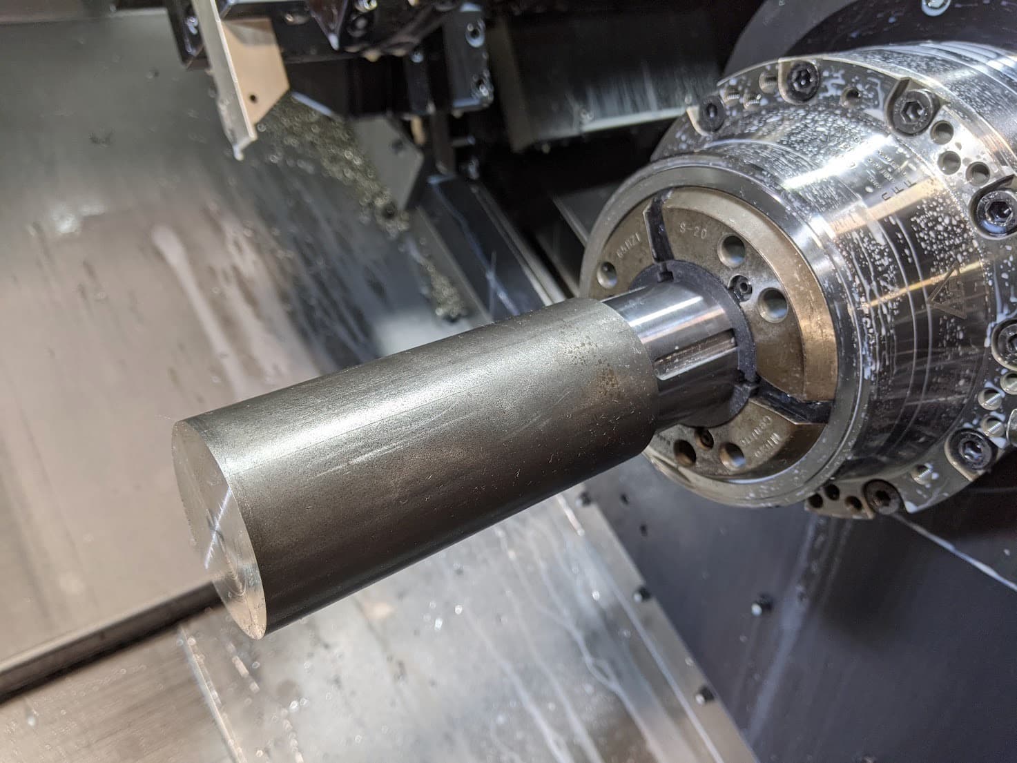 在生产过程中,需要为每个部件定制夹头垫,以便将金属部件牢牢固定在主轴内。