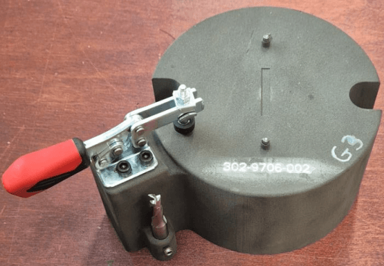 对夹具和固定装置进行机加工-用于在 100°C 的高温下切割 PC 部件的圆柱形固定装置